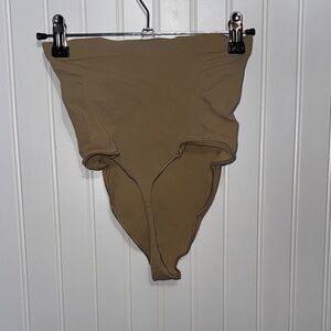 SKIMS NWOT sculpted thong brief